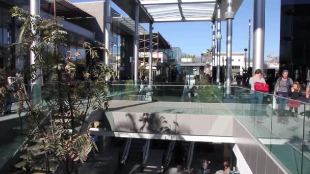 Pessoas caminhando na área de shopping center de Cagnes sur Mer, Riviera Francesa — Vídeo de Stock