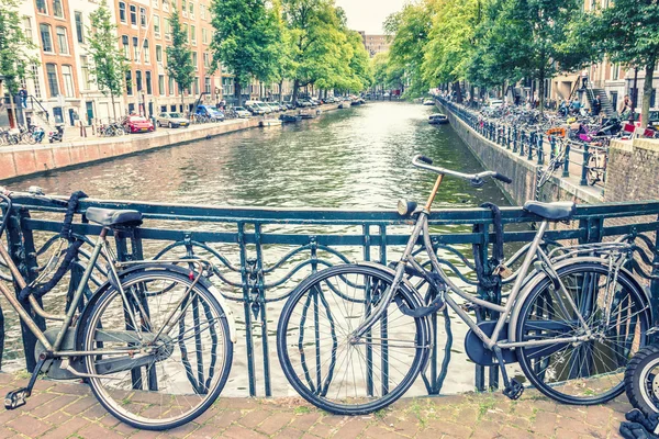 Amsterdam canal and bicycles — Stock Photo, Image