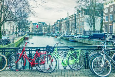Amsterdam Kanalı ve Bisikletler