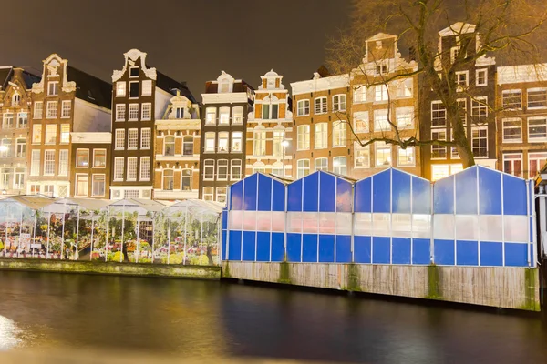 Amsterdam canal und der Blumenmarkt bei Nacht — Stockfoto
