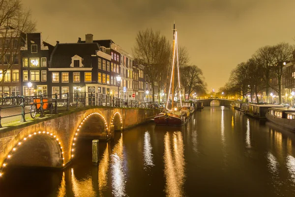 Amsterdamskich i most nocą — Zdjęcie stockowe