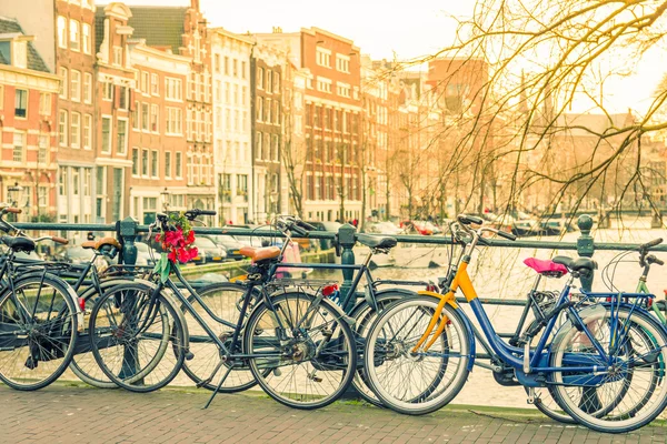 Amsterdam canal y bicicletas — Foto de Stock