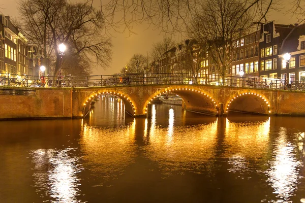 Amsterdam Kanal und Brücke bei Nacht — Stockfoto