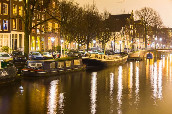 Amsterdams kanaler och bro på natten — Stockfoto