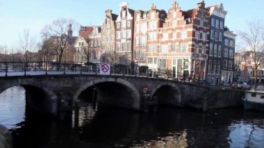Bir Hollandalı kanal ve Jordaan bölgesinde köprü görünümü