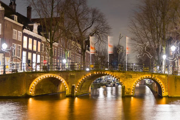 Canale e ponte di Amsterdam di notte — Foto Stock