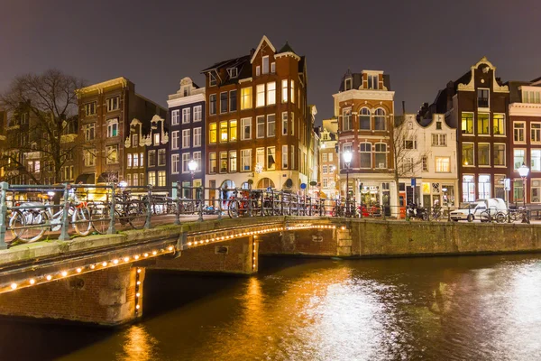 Amsterdam Kanal und Brücke bei Nacht — Stockfoto
