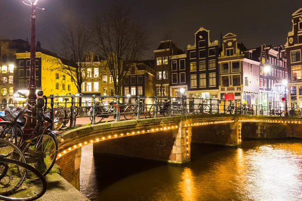 Amsterdams kanaler och bro på natten — Stockfoto