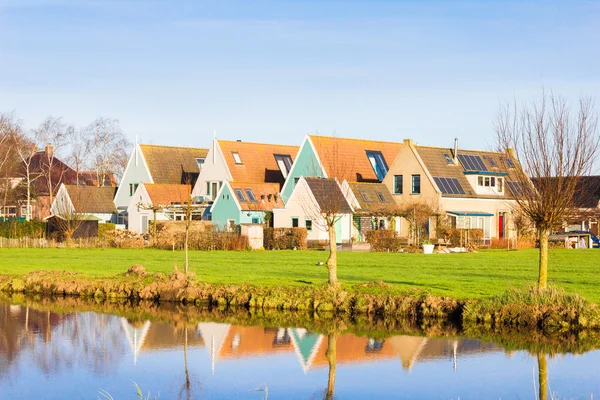 Domy ve venkovské obci Ransdorp, Nizozemsko — Stock fotografie
