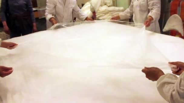 中国の工場で絹の布団を作成する労働者 — ストック動画