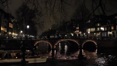 Amsterdam kanal ve geceleri Köprüsü