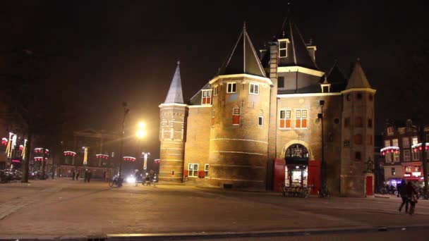 The Waag ("casa de pesas") en la plaza Nieuwmarkt, Ámsterdam, Países Bajos — Vídeos de Stock