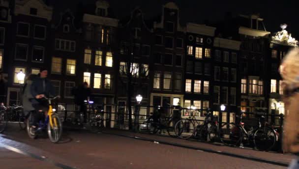 Vista de um canal holandês e ponte no centro de Amesterdão — Vídeo de Stock