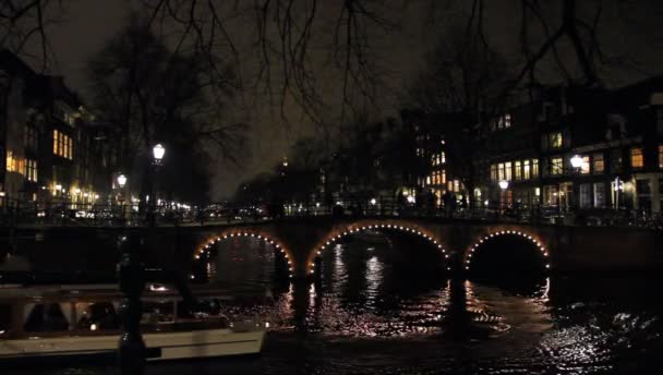 Průplav Amsterdam a most v noci — Stock video