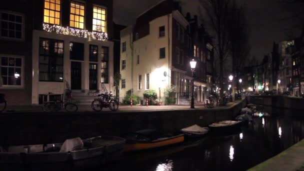 Amsterdamse gracht en brug bij nacht — Stockvideo