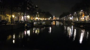 Amsterdam kanal ve geceleri Köprüsü