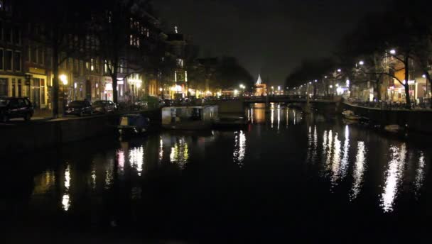 Průplav Amsterdam a most v noci — Stock video