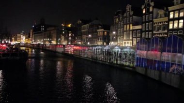 Amsterdam kanal ve gece çiçek pazarı