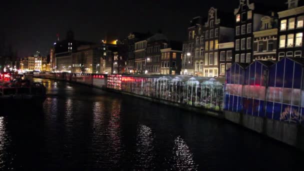 Amsterdamse gracht en de Bloemenmarkt bij nacht — Stockvideo