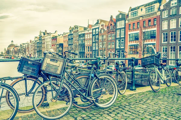 Амстердамский канал и велосипеды — стоковое фото