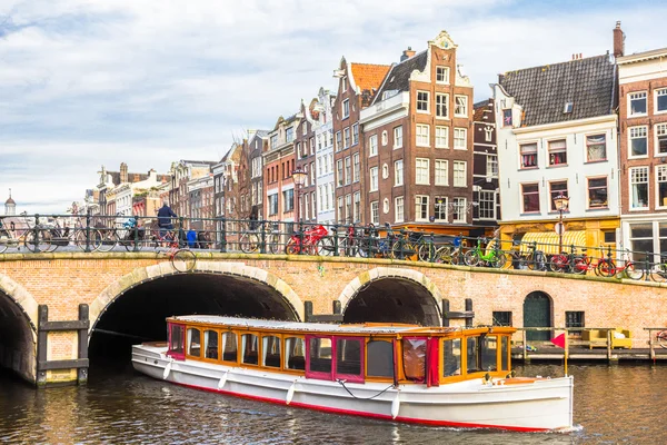 Amsterdam canal and bicycles — Stock Photo, Image