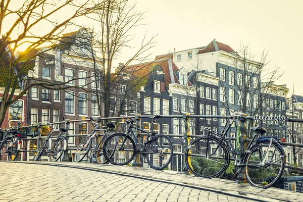 Amsterdam canal and bicycles — Stock Photo, Image