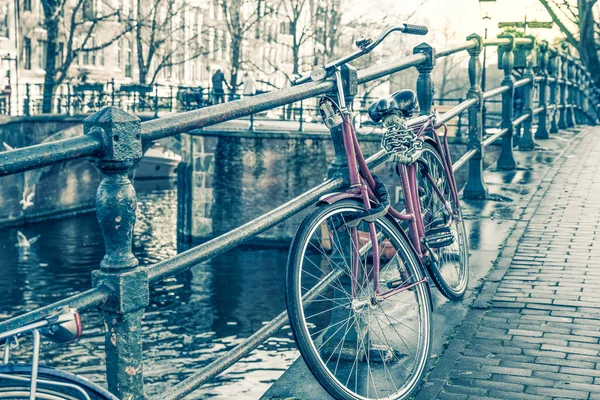 Canale di Amsterdam e biciclette — Foto Stock