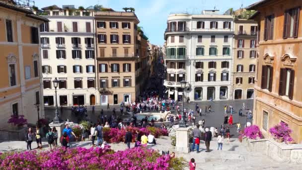 Люди, идущие по испанской лестнице, на площади Испании, Рим — стоковое видео