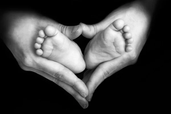 Baby feet in the mother hands — Stock Photo, Image