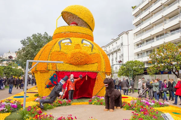 レモンとフランス、マントンのレモンのお祭りが有名な (祭日・ デュ ・ シトロン) でオレンジで作られたアート. — ストック写真