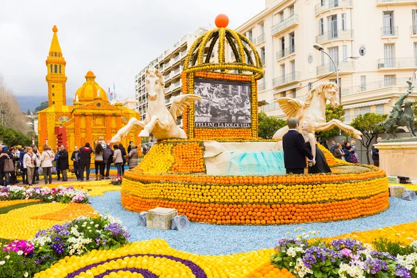 Kunst aus Zitronen und Orangen beim berühmten Zitronenfest (fete du citron) in Menton, Frankreich. — Stockfoto