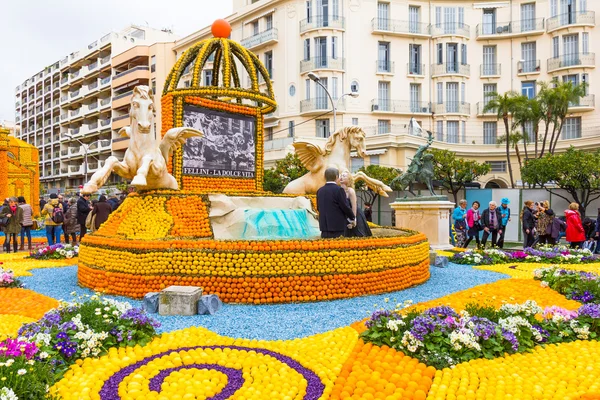 Arte hecho de limones y naranjas en el famoso Festival del Limón (Fete du Citron) en Menton, Francia . —  Fotos de Stock