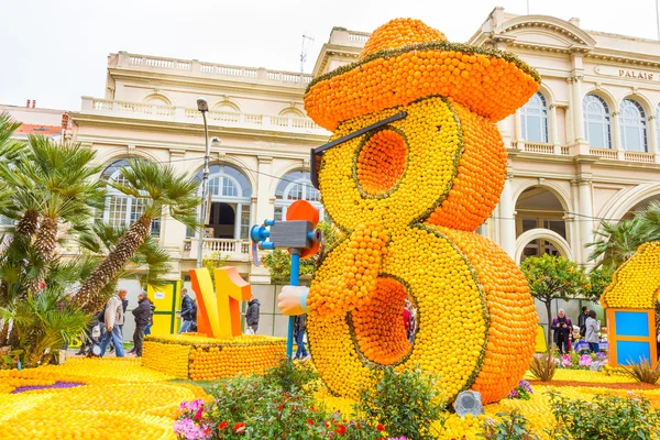 Kunst gemaakt van citroenen en sinaasappelen in het beroemde carnaval van Menton, — Stockfoto