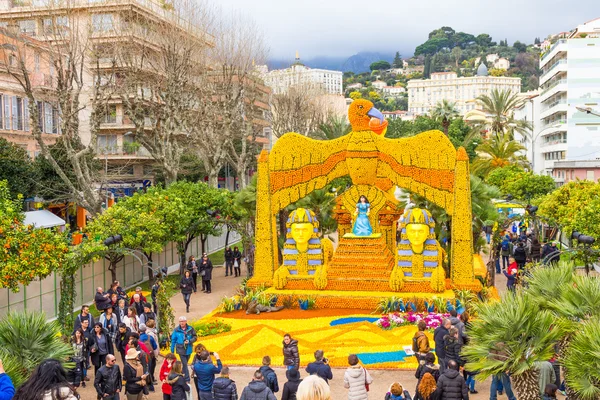 Esfinge y Cleopatra hechas de limones y naranjas en el famoso Festival del Limón (Fete du Citron) en Menton, Francia —  Fotos de Stock