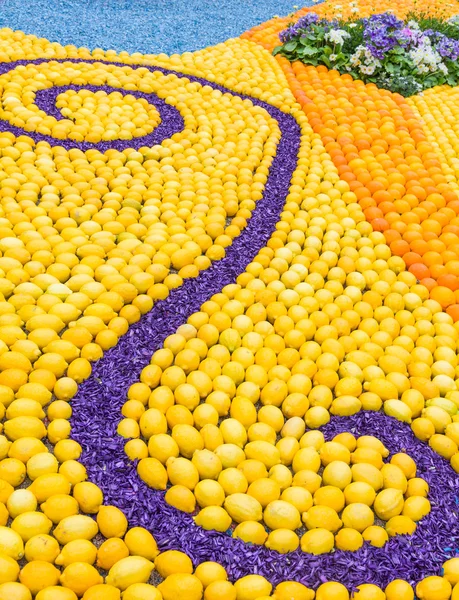 De nombreuses oranges et citrons lors du festival de Menton, France — Photo