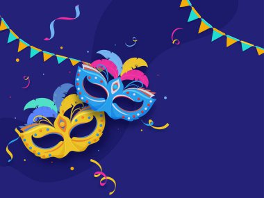 Konfeti ve mavi arka planda bayrak taşıyan renkli karnaval maskeleri.