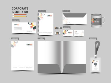 Düzenlenebilir Dizin, Not Defteri, Çift Taraflı Zarf, Kupa, Kimlik ve Gri Arkaplanda İş Kartı dahil olmak üzere Kurumsal Kimlik Kiti.