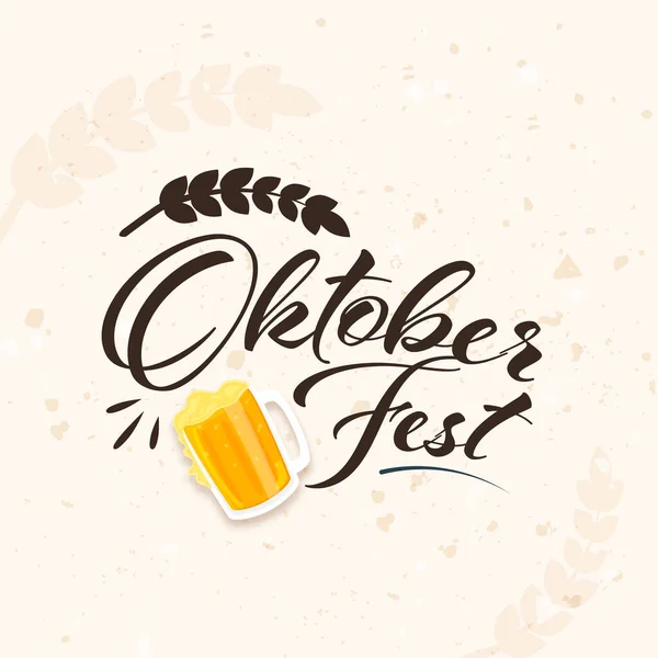 Caligrafía Oktoberfest Con Taza Cerveza Oreja Trigo Sobre Fondo Beige — Vector de stock