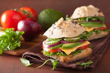 domates avokado peynirli sandviç salatalık soğan ile