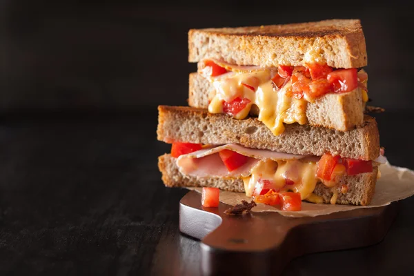 Grilovaný sýr sendvič s šunkou a rajčaty — Stock fotografie