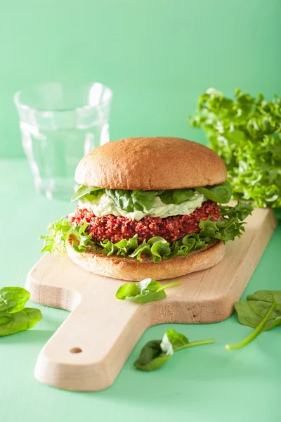 Zöldség-cukorrépa és a quinoa burger avokádó öntettel — Stock Fotó