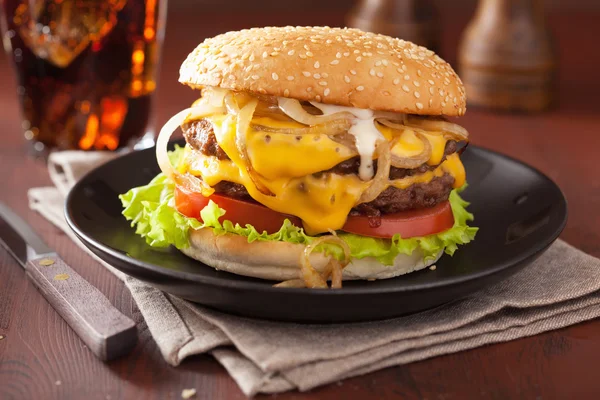 Dwukrotnie cheeseburger z pomidorów i cebuli — Zdjęcie stockowe