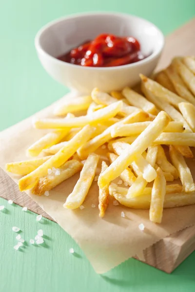 Frites au ketchup sur fond vert — Photo