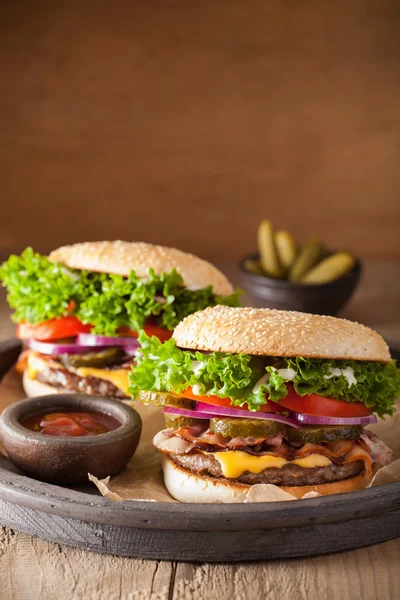 Hamburger di formaggio pancetta con sottaceti pomodoro cipolla — Foto Stock
