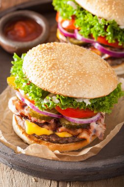 pastırma peynirli burger turşu domates soğan ile