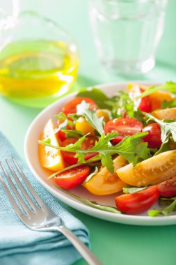 roka yeşil arka plan üzerinde domates salatası