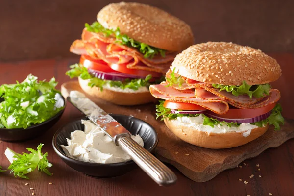 Šunkový sendvič na pečivo s tvarohem rajče cibuli — Stock fotografie