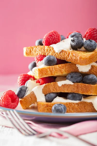 Tostadas francesas con nata fresca y bayas para el desayuno —  Fotos de Stock