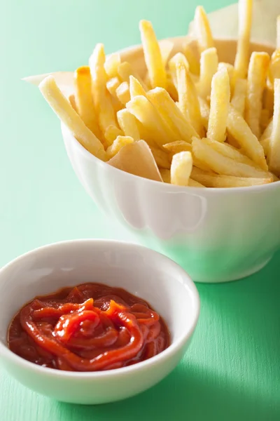 Patatine fritte con ketchup su sfondo verde — Foto Stock
