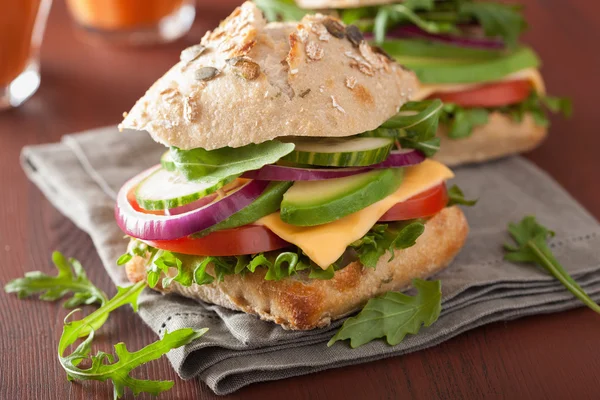 Tomaten-Avocado-Käse-Sandwich mit Gurkenzwiebeln — Stockfoto